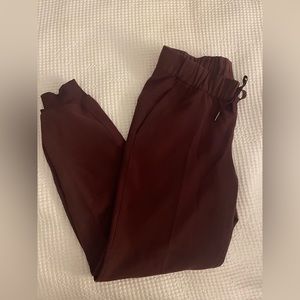 Lululemon stretch joggers in size 6 maroon/burgundy color